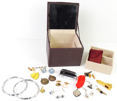 Lot 46 - A jewellery box containing a selection of...