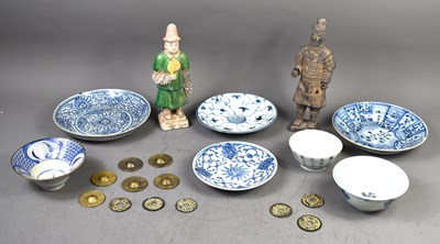 Lot 146 - A group of Chinese porcelain comprising three...