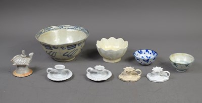 Lot 150 - A group of Chinese porcelain comprising a blue...