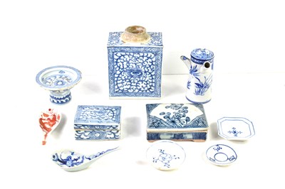 Lot 17 - A group of Chinese pottery to include a blue...