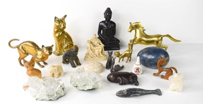 Lot 97 - A selection of collectables to include a blue...