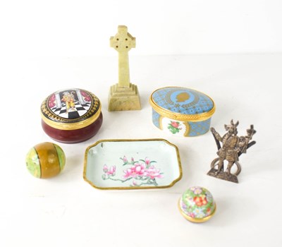 Lot 100 - A group of collectables to include an...