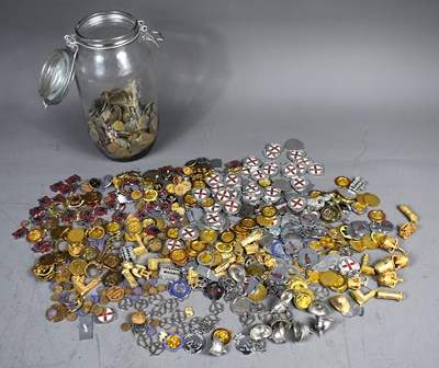 Lot 21 - A group of collectibles to include a selection...