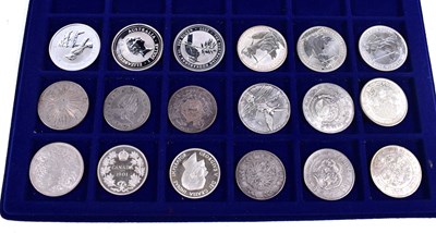 Lot 320 - A group of silver coins to include Ceylon 5...