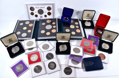 Lot 285 - A collection of coins to include commemorative...