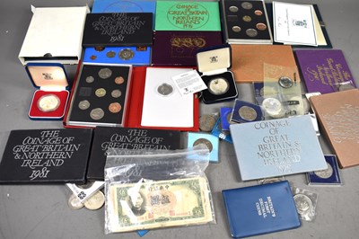 Lot 292 - A large group of coins to include George V...