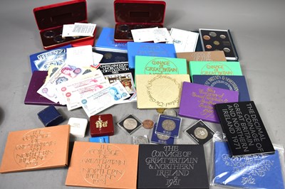 Lot 268 - A large group of coins to include United...