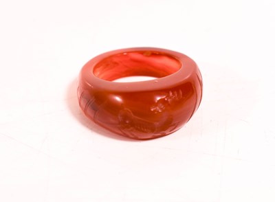 Lot 19 - A 19th century agate intaglio ring, engraved...