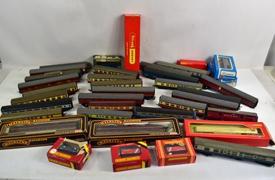 Lot 399 - A collection of 00 gauge railway carriages and...