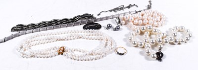 Lot 171 - A selection of jewellery including an 18ct...