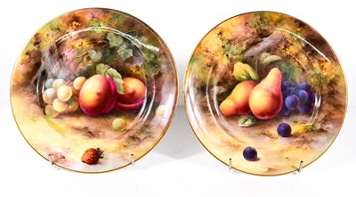 Lot 88 - A pair of Royal Worcester cabinet plates,...