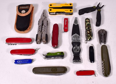 Lot 476 - A collection of multi tools and penknives to...
