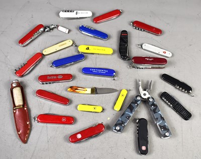 Lot 478 - A quantity of penkives and multi tools, to...