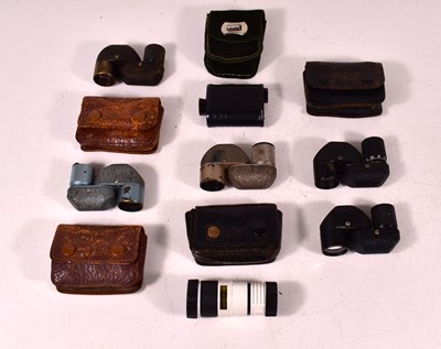 Lot 481 - A group of vintage monoculars to include Spy...
