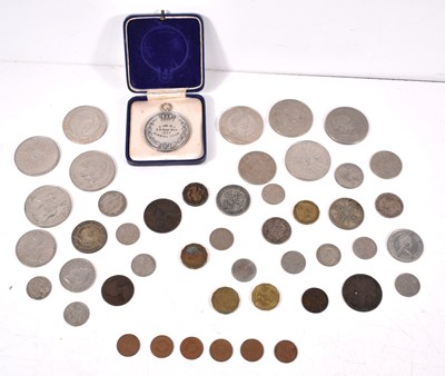 Lot 196 - A group of coins to include commemorative...