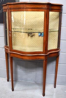 Lot 569 - An Edwardian mahogany serpentine fronted...