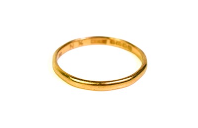 Lot 139 - A 22ct gold wedding band, planished form, size...