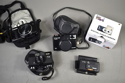 Lot 460 - A group of vintage cameras to include a Rollei...