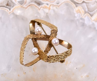 Lot 78 - A 9ct gold triple knot form brooch set with...