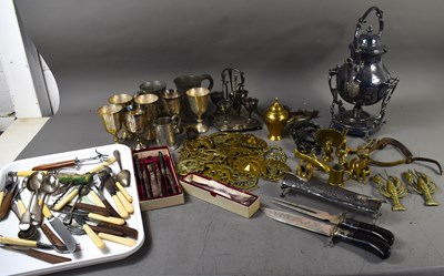 Lot 519 - A group of metalware include brass lobsters,...