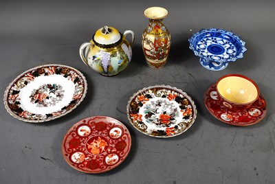 Lot 322 - A group of Chinese and Japanese ceramics to...