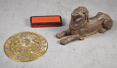 Lot 260 - A group of collectables to include an antique...