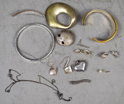 Lot 60 - A group of jewellery to include a white metal...