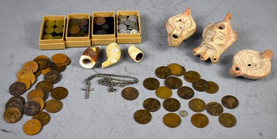 Lot 262 - A group of collectables to include three Roman...