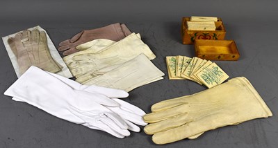 Lot 264 - A group of vintage gloves to include leather...