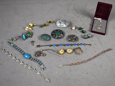 Lot 63 - A group of costume jewellery to include a...