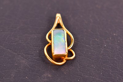 Lot 75 - A yellow metal and opal pendant, 2.8g.