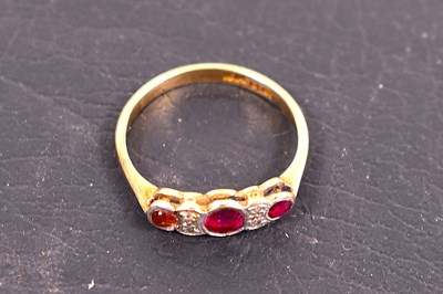 Lot 82 - An 18ct gold and pink sapphire ring, 1.7g.