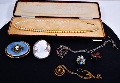 Lot 65 - A group of Victorian jewellery to include a...