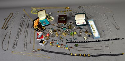Lot 74 - A group of costume jewellery to include a...