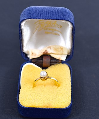 Lot 77 - A 9ct gold and pearl ring, size M/L, 1.3g.