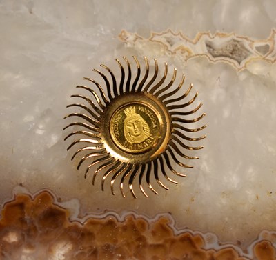 Lot 58 - A Venezuelan 18ct gold starburst brooch set...