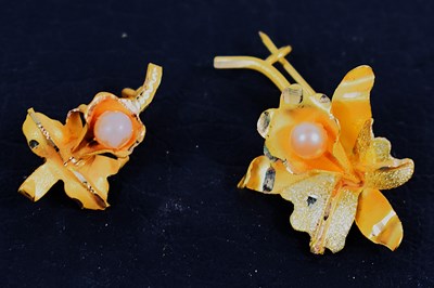 Lot 95 - Two 18ct gold flowerhead form brooches, each...