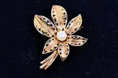 Lot 93 - A 9ct gold and pearl flowerhead brooch, with...