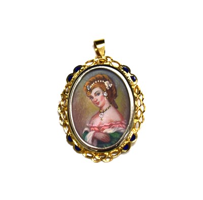 Lot 219 - An 18ct gold portrait pendant / brooch, with a...