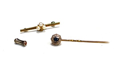 Lot 108 - A 9ct gold and pearl bar brooch, 1.9g,...