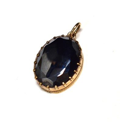 Lot 73 - A 9ct gold and hematite pendant, 2.7g.
