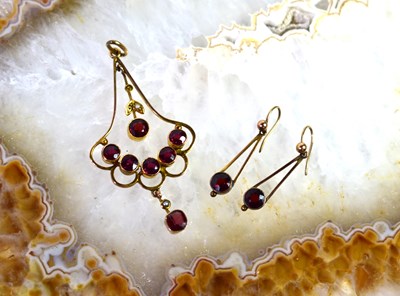 Lot 89 - An Edwardian gold, garnet and seed pearl...
