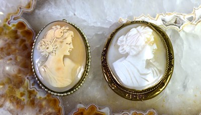 Lot 62 - A Victorian pinchback cameo brooch together...