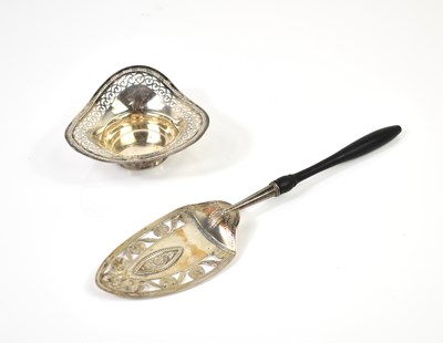 Lot 329 - An 800 grade silver and ebonised handle cake...
