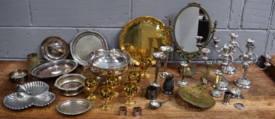 Lot 133 - A group of metal ware to include silver plated...