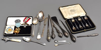 Lot 112 - A group of silver to include a Victorian baby...