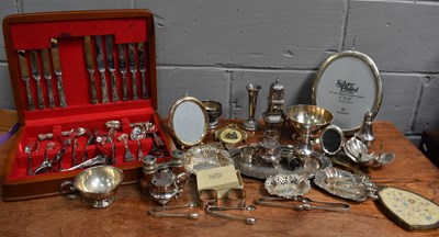 Lot 138 - A group of silver plated items to include a...