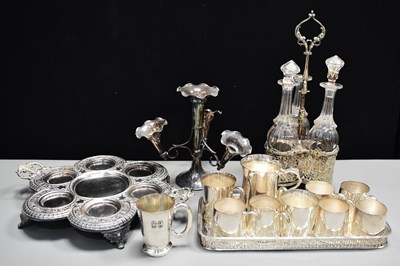 Lot 136 - A group of silver plate ware to include a Hors...