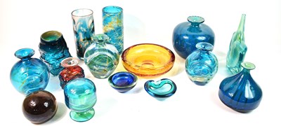 Lot 253 - A collection of art glass to include a...