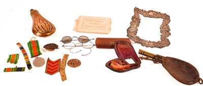 Lot 141 - A group of collectables to include a WWII...